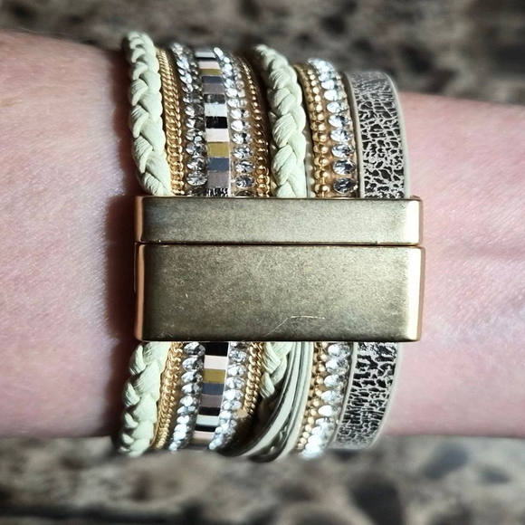 Women's Boho Gold & Beige Multi-Layer Heart Charm Bracelet, One Size - Picture 5 of 11